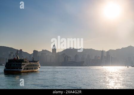 Ferry dans le port de Victoria, Hong Kong, Chine, Asie Copyright : MichaelxRunkel 1184-10283 DATE D'ENREGISTREMENT NON INDIQUÉE Banque D'Images