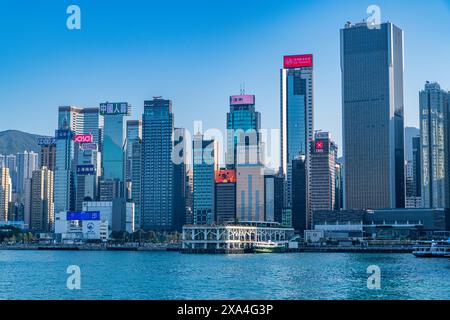 Immeubles de grande hauteur dans le port de Victoria, Hong Kong, Chine, Asie Copyright : MichaelxRunkel 1184-10277 DATE D'ENREGISTREMENT NON INDIQUÉE Banque D'Images