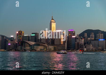 Immeubles de grande hauteur dans le port de Victoria, Hong Kong, Chine, Asie Copyright : MichaelxRunkel 1184-10290 DATE D'ENREGISTREMENT NON INDIQUÉE Banque D'Images