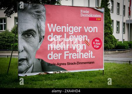 Wahlkampf - Europawahl 2024 Wahlplakat der FDP, Weniger von der Leyen mehr von der Freiheit. Münster, Nordrhein-Westfalen, DEU, Deutschland, 04.06.2024 *** campagne électorale élections européennes 2024 affiche électorale du FDP, moins von der Leyen plus de liberté Münster, Rhénanie du Nord-Westphalie, DEU, Allemagne, 04 06 2024 Banque D'Images