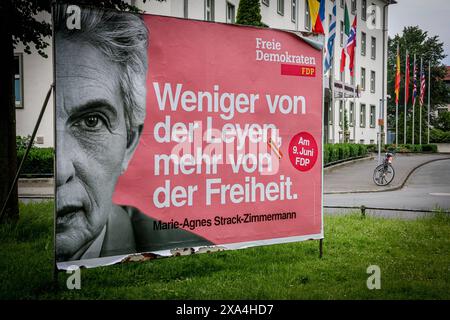 Wahlkampf - Europawahl 2024 Wahlplakat der FDP, Weniger von der Leyen mehr von der Freiheit. Münster, Nordrhein-Westfalen, DEU, Deutschland, 04.06.2024 *** campagne électorale élections européennes 2024 affiche électorale du FDP, moins von der Leyen plus de liberté Münster, Rhénanie du Nord-Westphalie, DEU, Allemagne, 04 06 2024 Banque D'Images