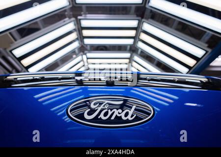 Cologne, Allemagne. 04 juin 2024. Les voitures électriques Ford Explorer se tiennent dans le hall au début de la production. C'est la première voiture électrique de Ford en Europe. Environ deux milliards d'euros ont été investis dans le site de production de Cologne. Crédit : Rolf Vennenbernd/dpa/Alamy Live News Banque D'Images