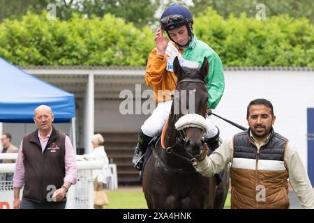 Windsor, Royaume-Uni. 3 juin 2024. Horse Noisy Music (No 12) monté par le jockey Rossa Ryan vainqueur du Download the Raceday Ready App Concluded handicap Stakes au Royal Windsor Racecourse à Windsor, Berkshire, lors des courses Retro explosion du lundi soir des années 80. Propriétaire J & A Young (Leicester) Ltd, entraîneur Michael Appleby, Oakham, éleveur Rabbah Bloodstock Limited, commanditaire Jayplas. Crédit : Maureen McLean/Alamy Live News Banque D'Images