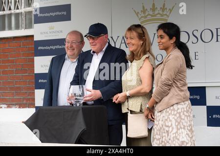 Windsor, Royaume-Uni. 3 juin 2024. La présentation des gagnants. Horse Noisy Music (No 12) monté par le jockey Rossa Ryan vainqueur du Download the Raceday Ready App Concluded handicap Stakes au Royal Windsor Racecourse à Windsor, Berkshire, lors des courses Retro explosion du lundi soir des années 80. Propriétaire J & A Young (Leicester) Ltd, entraîneur Michael Appleby, Oakham, éleveur Rabbah Bloodstock Limited, commanditaire Jayplas. Crédit : Maureen McLean/Alamy Live News Banque D'Images