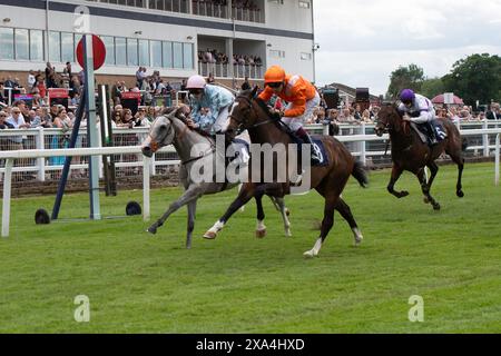 Windsor, Royaume-Uni. 3 juin 2024. Horse Rajeko (No 8) monté par le jockey Oisin Murphy (soie orange) bat le cheval Cayman Tai monté par le jockey Joe Leavy pour remporter les Studs EBF novice Stakes au Royal Windsor Racecourse à Windsor, Berkshire lors des courses Retro explosion du lundi soir des années 80. Propriétaire Jester Ltd, M Khan et associé, entraîneur Michael Bell, Newmarket, éleveur Phillistown House, commanditaire Michael Bell Racing. Crédit : Maureen McLean/Alamy Live News Banque D'Images