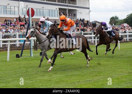 Windsor, Royaume-Uni. 3 juin 2024. Horse Rajeko (No 8) monté par le jockey Oisin Murphy (soie orange) bat le cheval Cayman Tai monté par le jockey Joe Leavy pour remporter les Studs EBF novice Stakes au Royal Windsor Racecourse à Windsor, Berkshire lors des courses Retro explosion du lundi soir des années 80. Propriétaire Jester Ltd, M Khan et associé, entraîneur Michael Bell, Newmarket, éleveur Phillistown House, commanditaire Michael Bell Racing. Crédit : Maureen McLean/Alamy Live News Banque D'Images