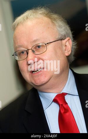 Leighton Andrews, vice-ministre de la régénération, annonce le nouveau centre d'accueil et le déménagement du bureau des disques de Gwent à Ebbw Vale lors d'une cérémonie à Ebbw Vale aujourd'hui ( lundi 9/2/09). Banque D'Images