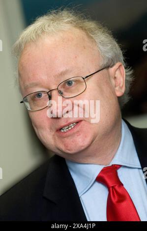 Leighton Andrews, vice-ministre de la régénération, annonce le nouveau centre d'accueil et le déménagement du bureau des disques de Gwent à Ebbw Vale lors d'une cérémonie à Ebbw Vale aujourd'hui ( lundi 9/2/09). Banque D'Images