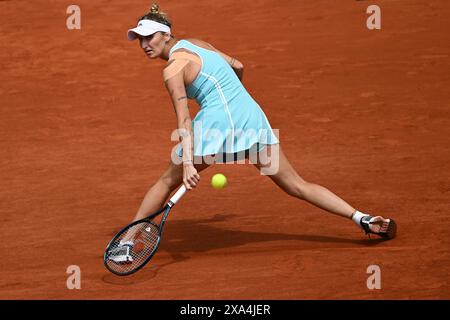 Paris, France. 04 juin 2024. La joueuse de tennis tchèque Marketa Vondrousova (photo) en action lors du match de quart de finale en simple féminin contre la polonaise IgA Swiatek sur court Philippe-Chatrier au complexe Roland Garros à Paris, France, le 4 juin 2024. Crédit : Martin Sidorjak/CTK photo/Alamy Live News Banque D'Images