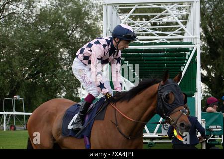 Windsor, Royaume-Uni. 3 juin 2024. Cheval de Troie Truth monté par le jockey Oisin Murphy sur le circuit avant de remporter le CLP Summer Race handicap Stakes au Royal Windsor Racecourse à Windsor, Berkshire, aux courses rétro explosion du lundi soir des années 80. Propriétaire Woodham Walter Partnership. Formateur Ed de Giles, Ledbury. Éleveur Cheveley Park Stud Limited. Sponsor Ed de Giles Racing. Crédit : Maureen McLean/Alamy Live News Banque D'Images
