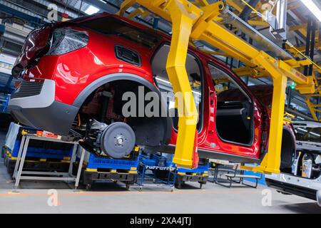 Cologne, Allemagne. 04 juin 2024. Les voitures électriques Ford Explorer se tiennent dans le hall au début de la production. C'est la première voiture électrique de Ford en Europe. Environ deux milliards d'euros ont été investis dans le site de production de Cologne. Crédit : Rolf Vennenbernd/dpa/Alamy Live News Banque D'Images