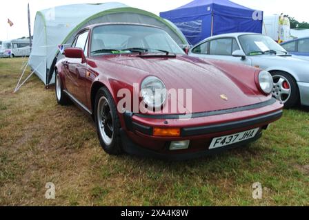 Une Porsche Carrera 1989 stationnée au 48th Historic Vehicle Gathering, Powderham, Devon, Angleterre, Royaume-Uni. Banque D'Images