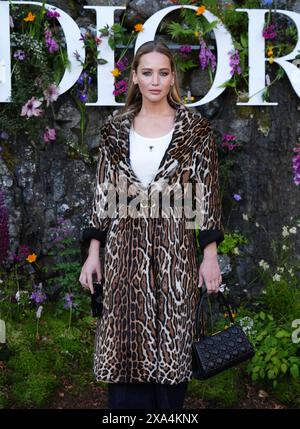 Jennifer Lawrence assiste au spectacle Dior Cruise 2025 au château de Drummond, Perthshire. Date de la photo : lundi 3 juin 2024. Banque D'Images