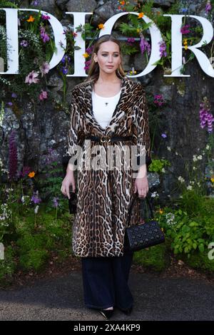 Jennifer Lawrence assiste au spectacle Dior Cruise 2025 au château de Drummond, Perthshire. Date de la photo : lundi 3 juin 2024. Banque D'Images