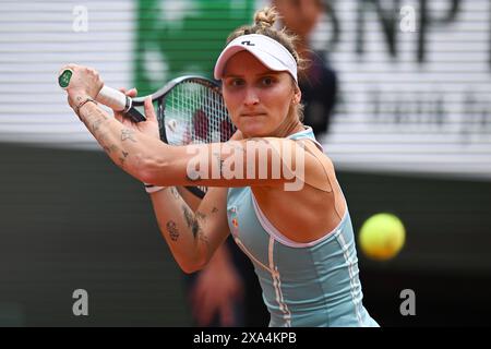 Paris, France. 04 juin 2024. La joueuse de tennis tchèque Marketa Vondrousova (photo) en action lors du match de quart de finale en simple féminin contre la polonaise IgA Swiatek sur court Philippe-Chatrier au complexe Roland Garros à Paris, France, le 4 juin 2024. Crédit : Martin Sidorjak/CTK photo/Alamy Live News Banque D'Images