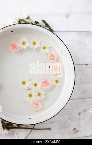 fleur dans le bain de lait avec beaucoup de pétales Banque D'Images