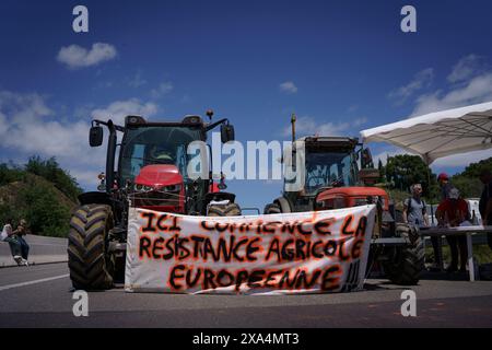 La Jonquera, Espagne - 3 juin 2024 : un tracteur avec un panneau en français est vu stationné au milieu de la route est vu pendant la démonstration. Des centaines d'agriculteurs d'Espagne et de France ont bloqué les autoroutes aux principaux postes frontaliers entre les deux pays avec thair pour protester contre les réglementations de l'UE sur l'industrie, augmentant la fiscalité et l'importation de produits en provenance de pays étrangers. (Photo Davide Bonaldo/Sipa USA) Banque D'Images