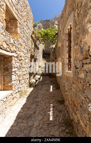 Les vestiges des maisons et des rues de l'ancienne colonie lépreuse dans l'ancienne forteresse vénitienne sur l'île de Spinalonga Banque D'Images