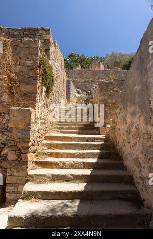 Les vestiges des maisons et des rues de l'ancienne colonie lépreuse dans l'ancienne forteresse vénitienne sur l'île de Spinalonga Banque D'Images