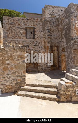 Les vestiges des maisons et des rues de l'ancienne colonie lépreuse dans l'ancienne forteresse vénitienne sur l'île de Spinalonga Banque D'Images