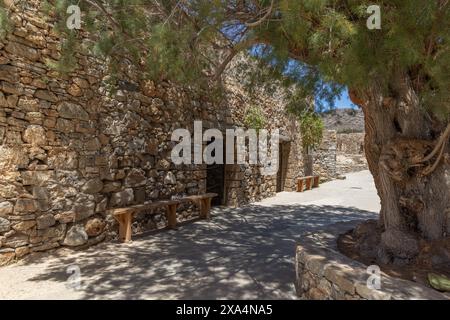 Les vestiges des maisons et des rues de l'ancienne colonie lépreuse dans l'ancienne forteresse vénitienne sur l'île de Spinalonga Banque D'Images