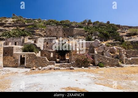 Les vestiges des maisons et des rues de l'ancienne colonie lépreuse dans l'ancienne forteresse vénitienne sur l'île de Spinalonga Banque D'Images