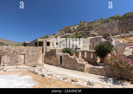 Les vestiges des maisons et des rues de l'ancienne colonie lépreuse dans l'ancienne forteresse vénitienne sur l'île de Spinalonga Banque D'Images