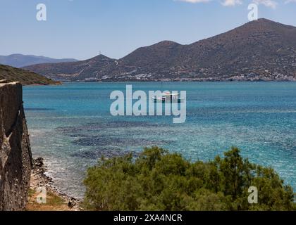 La vue sur le golfe de Mirabello de l'ancienne île coloniale de l'eper de Spinalonga à Plaka sur le continent Banque D'Images