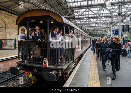 Passagers disant au revoir au personnel dans la voiture d'observation de train de luxe Royal Scotsman, plate-forme de la gare ferroviaire de Waverley, Édimbourg, Écosse, Royaume-Uni Banque D'Images