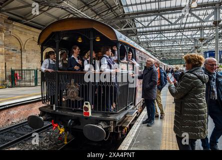 Passagers disant au revoir au personnel dans la voiture d'observation de train de luxe Royal Scotsman, plate-forme de la gare ferroviaire de Waverley, Édimbourg, Écosse, Royaume-Uni Banque D'Images