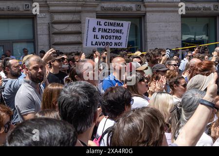 Rome, Italie. 4 juin 2024. Manifestation organisée par les ouvriers du cinéma sur la Piazza Santi Apostoli à Rome. Banque D'Images