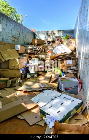 Entrepreneur privé a fourni des bennes / poubelles pour les produits en carton et en papier - Preuilly-sur-Claise, Indre-et-Loire (37), France. Banque D'Images