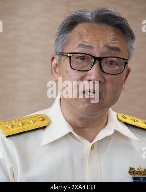 Maizuru, Japon. 04 juin 2024. Le chef du 8e quartier général régional de la Garde côtière, Takahiro Hisada, prend la parole lors d'une conférence de presse au 8e quartier général régional de la Garde côtière à Maizuru, préfecture de Kyoto, Japon, le mardi 4 juin 2024. Photo de Keizo Mori/UPI crédit : UPI/Alamy Live News Banque D'Images