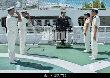 Maizuru, Japon. 04 juin 2024. Capitaine du navire de patrouille des garde-côtes de Corée Taepyongyang 16, Kim Bum-sik(C) arrive pour inspection à bord du navire de patrouille des garde-côtes japonais Wakasa (PL93) à l'école des gardes-côtes japonais à Maizuru, préfecture de Kyoto, Japon, le mardi 4 juin 2024. Photo de Keizo Mori/UPI crédit : UPI/Alamy Live News Banque D'Images