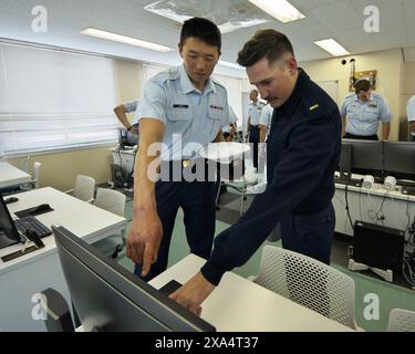 Maizuru, Japon. 04 juin 2024. Des membres de la Garde côtière américaine observent à l'école de la Garde côtière japonaise à Maizuru, dans la préfecture de Kyoto, au Japon, le mardi 4 juin 2024. Photo de Keizo Mori/UPI crédit : UPI/Alamy Live News Banque D'Images