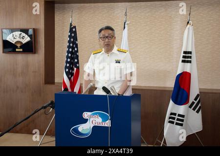 Maizuru, Japon. 04 juin 2024. Le chef du 8e quartier général régional de la Garde côtière, Takahiro Hisada, prend la parole lors d'une conférence de presse au 8e quartier général régional de la Garde côtière à Maizuru, préfecture de Kyoto, Japon, le mardi 4 juin 2024. Photo de Keizo Mori/UPI crédit : UPI/Alamy Live News Banque D'Images