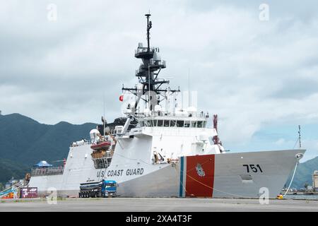 Maizuru, Japon. 04 juin 2024. Le navire de patrouille de la Garde côtière américaine Waesche (WMSL-751) est vu mouillé au port ouest de Maizuru dans la préfecture de Kyoto, au Japon, le mardi 4 juin 2024. Photo de Keizo Mori/UPI crédit : UPI/Alamy Live News Banque D'Images