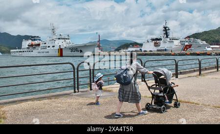 Maizuru, Japon. 04 juin 2024. Le navire de patrouille Taepyongyang 16(l) et le navire de patrouille Waesche (WMSL-751) de la Garde côtière coréenne sont aperçus à l'ancre au port ouest de Maizuru dans la préfecture de Kyoto, au Japon, le mardi 4 juin 2024. Photo de Keizo Mori/UPI crédit : UPI/Alamy Live News Banque D'Images