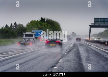 Autoroute M3 très fréquentée avec de très mauvaises conditions de conduite causées par de fortes pluies et des projections du point de vue des conducteurs Angleterre Royaume-Uni Banque D'Images