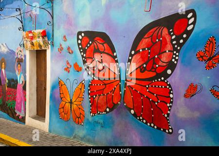 Murale de papillon rouge, Street Art coloré, Avenue Hidalgo, Atlixco, Pueblos Magicos, Etat de Puebla, Mexique, Amérique du Nord Copyright : RichardxMaschme Banque D'Images