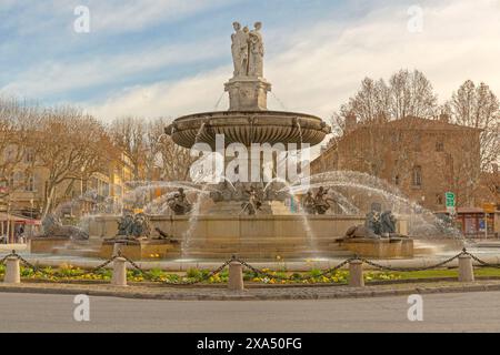 Aix en Provence, France - 30 janvier 2016 : Fontaine d'eau monument historique à l'intersection du rond-point dans le centre-ville le jour d'hiver. Banque D'Images