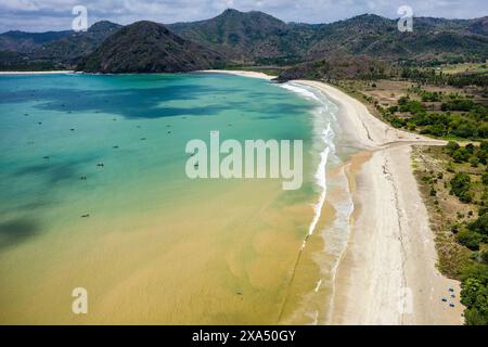 Vue aérienne d'une longue plage tropicale de sable doré et de l'océan chaud et boueux Banque D'Images