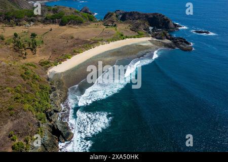 Vue aérienne d'une belle plage tropicale déserte entourée d'un océan bleu profond Banque D'Images
