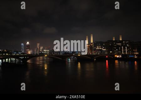 Une vue panoramique nocturne de Londres depuis Chelsea Bridge Banque D'Images