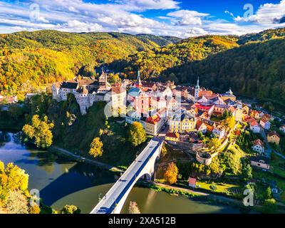 Loket, République tchèque. Vue aérienne de drone avec charmante ville médiévale dans les Sudètes, paysage d'automne de Bohême. Banque D'Images