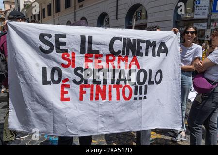 Rome, Italie. 4 juin 2024. Manifestation organisée par les ouvriers du cinéma sur la Piazza Santi Apostoli à Rome. Banque D'Images