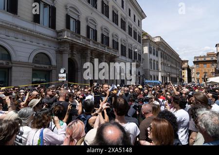 Rome, Italie. 4 juin 2024. Manifestation organisée par les ouvriers du cinéma sur la Piazza Santi Apostoli à Rome. Banque D'Images