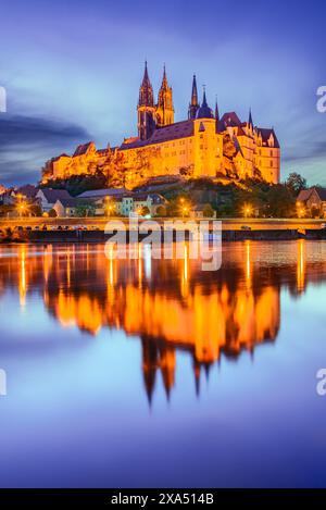 Meissen, Allemagne. Cathédrale médiévale d'Albrechtsburg et reflet de l'eau de la rive de l'Elbe, point de repère de la Saxe. Banque D'Images