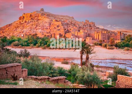 Ait-Benhaddou, Maroc. Exemple frappant d'architecture en argile et de kasbah en Afrique du Nord, chaîne de montagnes Atlas en arrière-plan. Banque D'Images