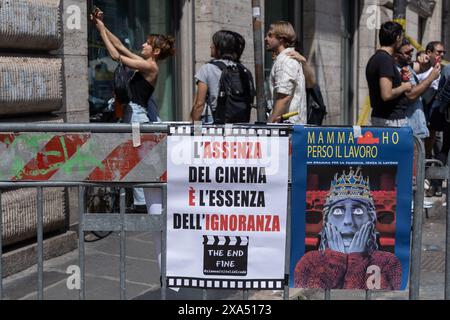 Rome, Italie. 4 juin 2024. Manifestation organisée par les ouvriers du cinéma sur la Piazza Santi Apostoli à Rome. Banque D'Images